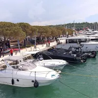 Poglede še danes privablja več kot 200 plovil