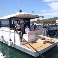 Poglede še danes privablja več kot 200 plovil