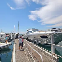 Poglede še danes privablja več kot 200 plovil