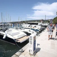 Poglede še danes privablja več kot 200 plovil