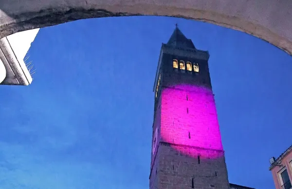 Zakaj je zvonik zažarel v vijolični barvi