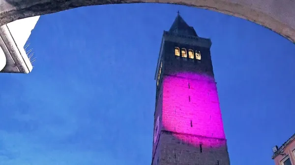 Zakaj je zvonik zažarel v vijolični barvi