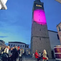 Zakaj je zvonik zažarel v vijolični barvi