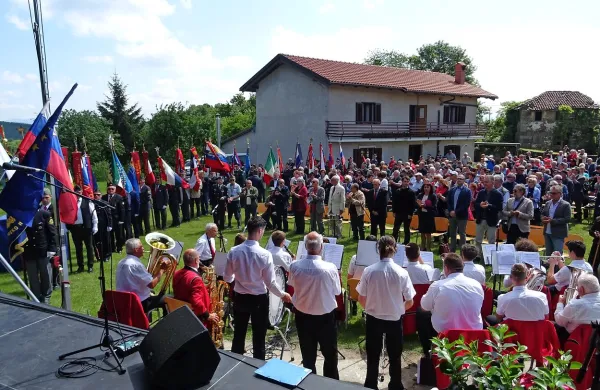 V lepem vremenu se je v soboto na Kozjanah zbralo več sto 
obiskovalcev, ki so obudili spomin na upornost Brkinov.  