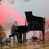 

 Mladi glasbeni raziskovalci so na koncertu odigrali skladbo, 
ustvarjeno  na festivalski delavnici. 
