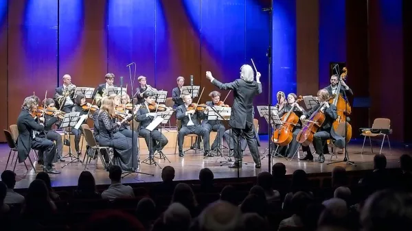 Kammersymphonie Berlin in dirigent  Jürgen Bruns sta spet navdušila goriško občinstvo.  