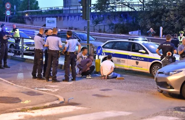 Slovenski policisti so  peterici iz avtomobila francoske registracije  
po dramatičnem zasledovanju nataknili lisice in jih pridržali.