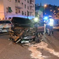 V nesreči, ki se je zgodila na izvozu s hitre ceste, na srečo ni bilo 
huje poškodovanih. Reševalci so oskrbeli štiri laže poškodovane, 
med njimi naj bi bil tudi eden od ubežnikov s Kosova.  