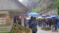      Naliv s sodro ni uspel prekiniti obujanja večnih vrednot partizanske bolnice.