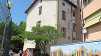 Nekdanji vrtec je že 12 let zapuščen, obnova pa naj bi trajala 
poldrugo leto. V stavbi bodo pisarne in tudi restavracija z vrtom.