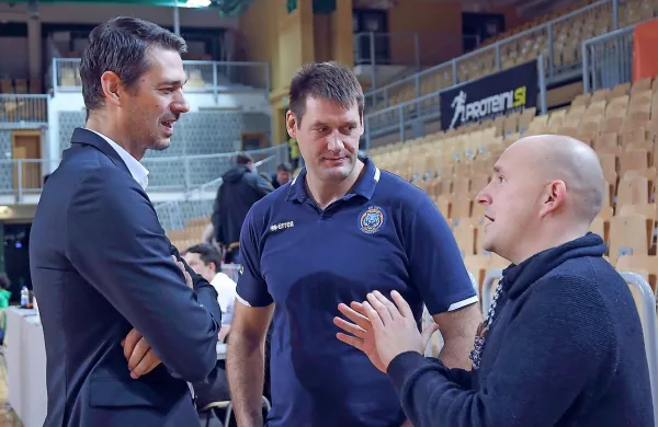 Matej Avanzo (desno) v družbi vodje članske ekipe Gorana 
Jagodnika in trenerja Jurice Golemca. Vsi trije krojijo kadrovanje 
članske ekipe.