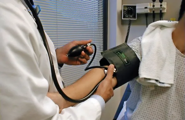 Zaradi nevarnosti, ki jih povzroča povišan krvni tlak, je treba te 
vrednosti redno preverjati. 