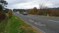 Čeprav sta izvajalca za res  nujno preplastitev ceste med Divačo in 
Famljami že izbrana, se bodo krajani še  vozili po luknjasti cesti, saj 
začetek del še ni določen. 