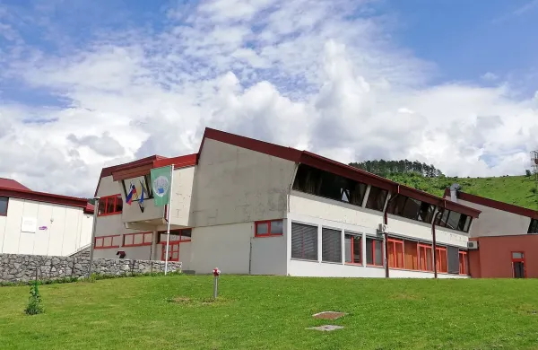 36 let stara šolska stavba OŠ Antona Žnideršiča  čaka na energetsko sanacijo. So pa na njej že zamenjali večino dotrajanih oken, 
razen poševnih, ki jih bodo letos. 