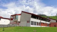 36 let stara šolska stavba OŠ Antona Žnideršiča  čaka na energetsko sanacijo. So pa na njej že zamenjali večino dotrajanih oken, 
razen poševnih, ki jih bodo letos. 