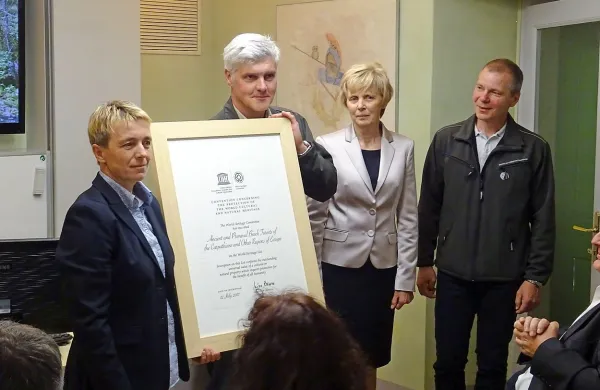 Državna sekretarka na ministrstvu za okolje in prostore Lidija 
Stebernak (druga z desne) je Unescovo listino za Snežnik-Ždrocle 
izročila (z desne) direktorju Zavoda za gozdove Damjanu Oražmu 
in Antonu Smrekarju ter Špeli Habič s postojnske enote Zavoda za 
gozdove.  