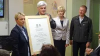 Državna sekretarka na ministrstvu za okolje in prostore Lidija 
Stebernak (druga z desne) je Unescovo listino za Snežnik-Ždrocle 
izročila (z desne) direktorju Zavoda za gozdove Damjanu Oražmu 
in Antonu Smrekarju ter Špeli Habič s postojnske enote Zavoda za 
gozdove.  