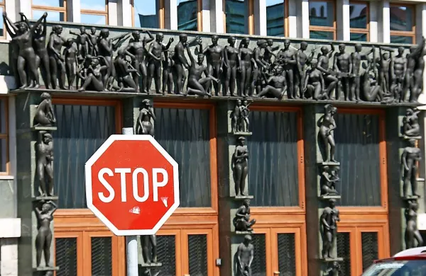 Vrata do javnega denarja se političnim strankam ne odprejo šele z 
uvrstitvijo v državni zbor, ampak že mnogo prej. 