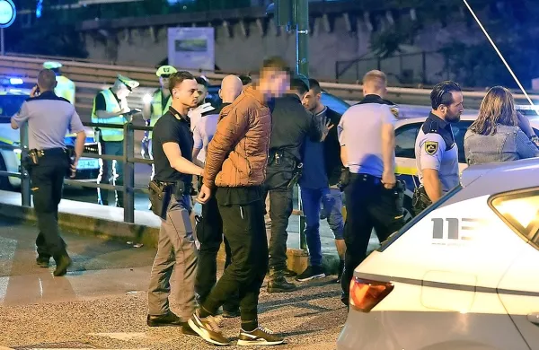 S tržaške kvesture so sporočili, da so tri prebežnike s Kosova vrnili 
v Slovenijo, četrtega, ki je še mladoleten,  pa predali pristojnim 
socialnim službam. 