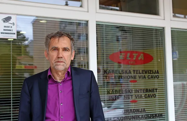  Aco Kabanica izpostavlja, da so v Elti, skupaj z operaterjema z Jesenic in Kranja,  edini v Sloveniji, ki 
se niso podredili ali prodali Telemachu.
