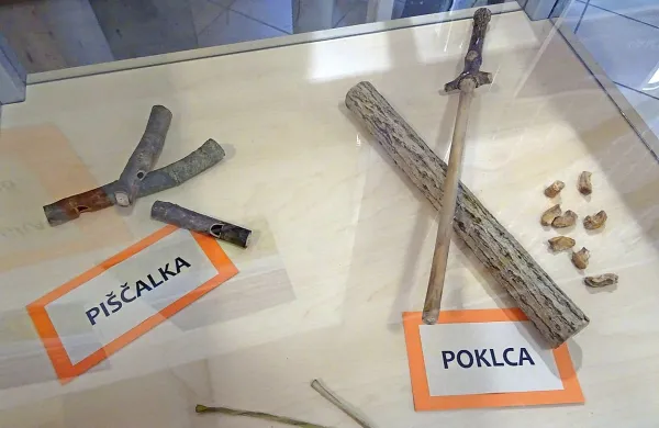 Nekaj starih igrač  je do ponedeljka na ogled v divaški knjižnici. 