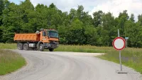 Delavci so postavili zapore na dveh odsekih (na fotografiji pred 
Grobiščami), obvoza pa niso označili. 