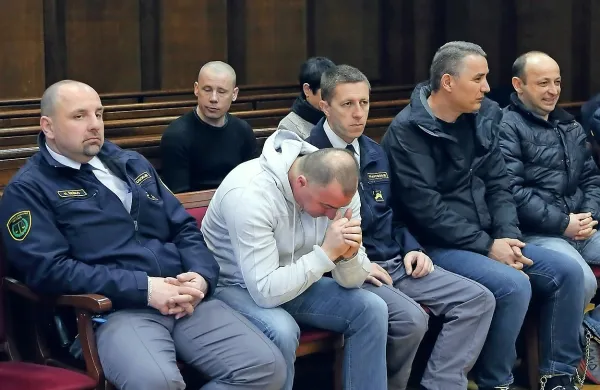 Višji sodniki so še drugič razveljavili sodbo domnevnim članom združbe. Njen vodja  Arsim Ahmetaj 
(prvi z desne, ob njem je Izet Zmajli) je krivdo priznal že na predobravnavnem naroku.