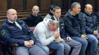 Višji sodniki so še drugič razveljavili sodbo domnevnim članom združbe. Njen vodja  Arsim Ahmetaj 
(prvi z desne, ob njem je Izet Zmajli) je krivdo priznal že na predobravnavnem naroku.