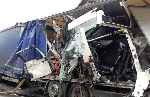 Pijani voznik ukleščen v odtrgani kabini