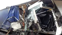 Pijani voznik ukleščen v odtrgani kabini
