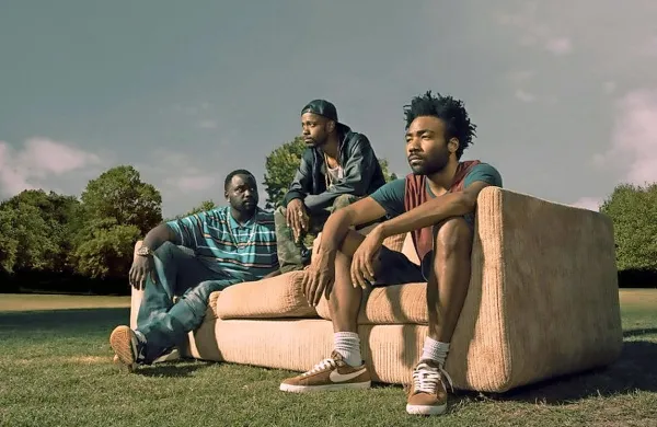 Donald Glover (prvi  desno) je eden najbolj kritičnih glasnikov ameriške temnopolte realnosti.