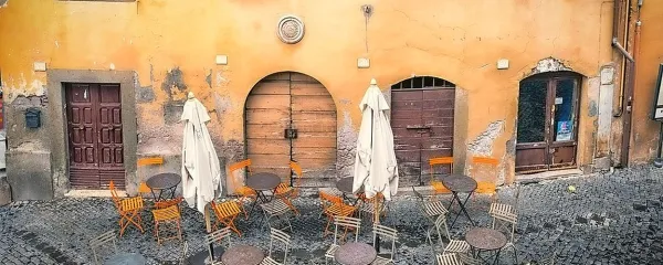 Za pešce ali za potrošnike? Mize in stoli lokalov na javnih 
površinah.  