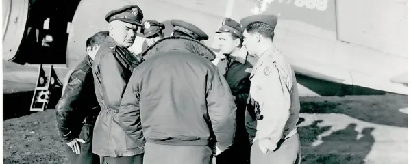 Jurij Kraigher z letalci reševalne enote v Bariju leta 1944.