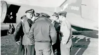 Jurij Kraigher z letalci reševalne enote v Bariju leta 1944.