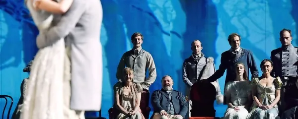 Ruski velemojster pripovedništva Lev Nikolajevič Tolstoj je svoj 
veliki roman-epopejo Vojna in mir zasnoval, napisal in utemeljil na 
ideji, da dogajanje v zgodovini usmerjajo navadni ljudje, preprosti 
vojaki junaki, brezimne množice odspodaj, ne cesarji in vladarji 
zgoraj.
