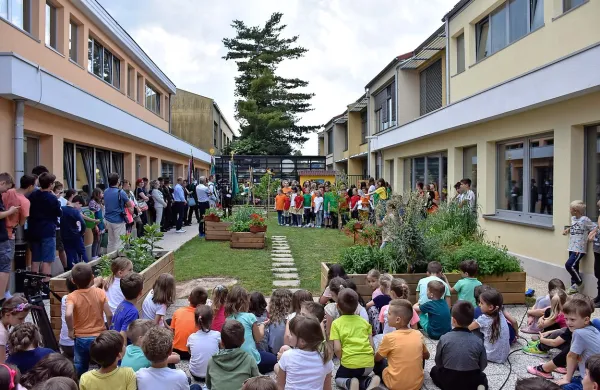 V majhnem, a pestrem šolskem ekovrtu so sežanski šolarji včeraj dobili še pravi čebelnjak 
(pobarvan rumeno, v desnem kotu vrta).  