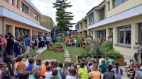 V majhnem, a pestrem šolskem ekovrtu so sežanski šolarji včeraj dobili še pravi čebelnjak 
(pobarvan rumeno, v desnem kotu vrta).  