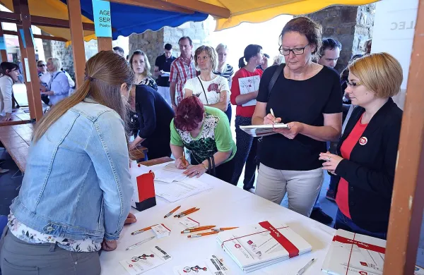 Zaposlitveni sejem  omogoča spoznavanje poklicev, ki zagotavljajo 
možnost zaposlitve, delodajalcem pa že prvi stik z morebitnimi 
novimi sodelavci.