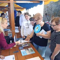Trg sprejema različno znanje