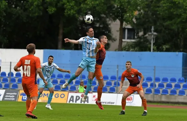 Nogometaše Gorice (v belo-modrih dresih) za konec čaka pot v 
Maribor, Ankarančani pa ostajajo v novogoriškem športnem 
parku, kjer bodo v nedeljo gostili Aluminij.