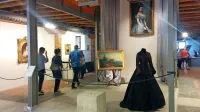 Bogata muzejska zbirka z več kot 300 razstavljenimi deli razkriva življenje avstrijske cesarice in madžarske kraljice, popotnice z izrazitim občutkom za modo. 
