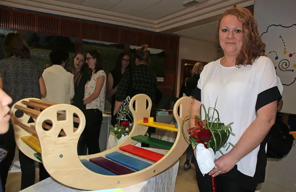 Mavrično igralnico, zmagovalno igračo  natečaja, je ustvarila 
vzgojiteljica Polona Iskra Mahnič iz postojnskega vrtca.