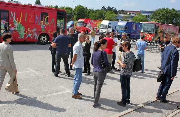 V Postojni se je včeraj zbralo enajst ekip slovenskih potujočih 
knjižnic, pa tudi kolegi iz Hrvaške in Madžarske.