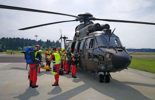 Prva skupina reševalcev je v Avstrijo odletela s helikopterjem 
Slovenske vojske, s čimer so preverili hitro odzivnost. 