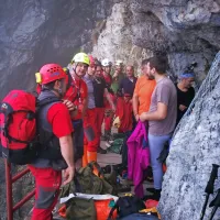 Obe ekipi slovenskih jamarskih reševalcev sta se v jamo podali že 
včeraj. Reševalci in “poškodovanec” bodo v njej tudi prespali. 