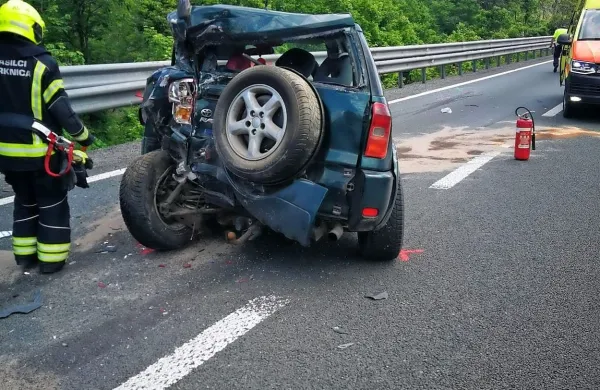 S kombijem trčil v avto in ga odbil v voznika