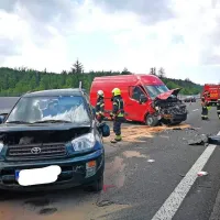Voznik črne toyote jo je odnesel s poškodbo noge. 
