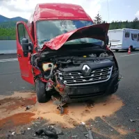 S kombijem trčil v avto in ga odbil v voznika