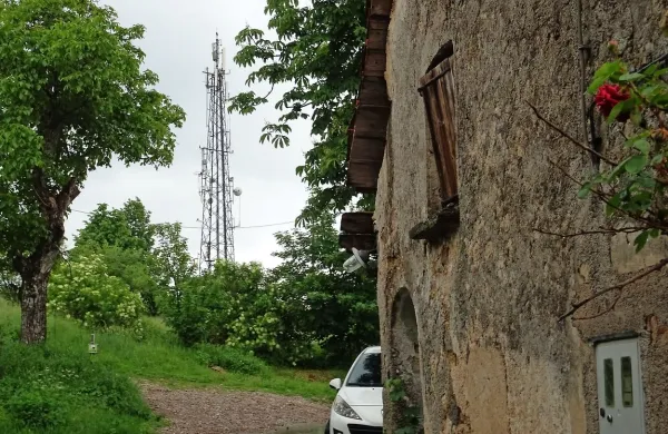  45 let star antenski stolp na Šilentabru je dotrajan, gradnja novega na drugi lokaciji pa se že leta odmika. 

