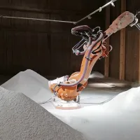 V nekdanjem skladišču soli Monfort v Portorožu robot kot del 
prostorske postavitve prelaga sol.